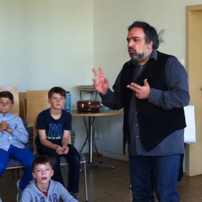 Mehrdad Zaeri in der Grundschule Gundernhausen