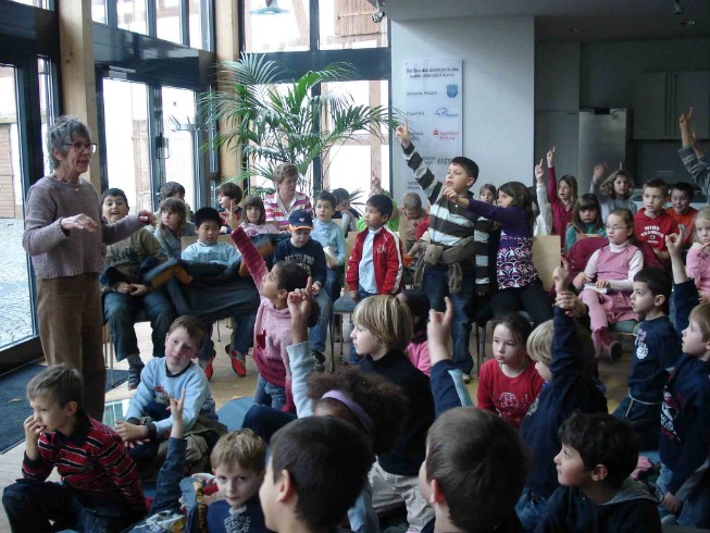 Autorenlesung: Gudrun Mebs Gudrun Mebs mit den Kindern