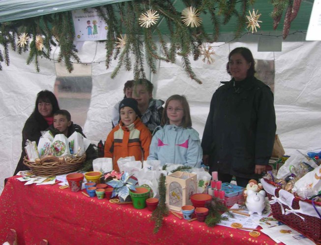 Viele Helfer im Weihnachtsmarktstand des Fördervereins