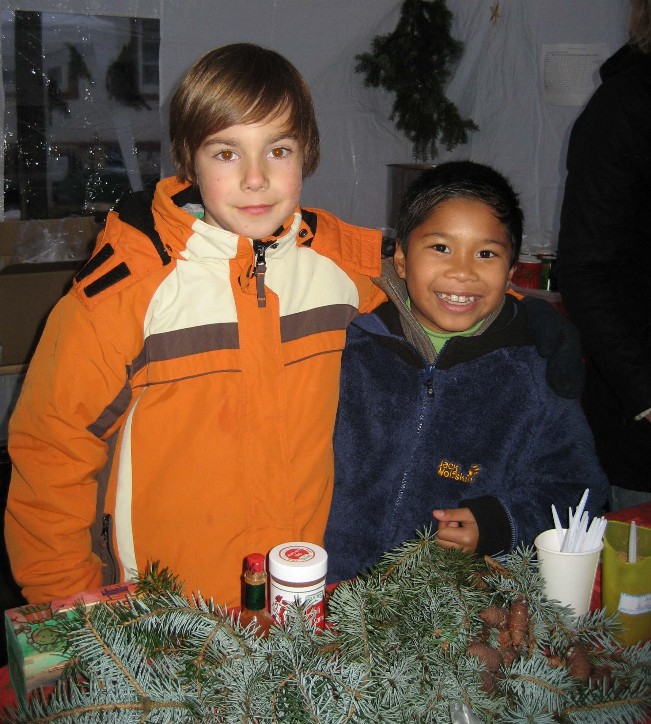 Zwei der Helfer im Weihnachtsmarktstand des Fördervereins